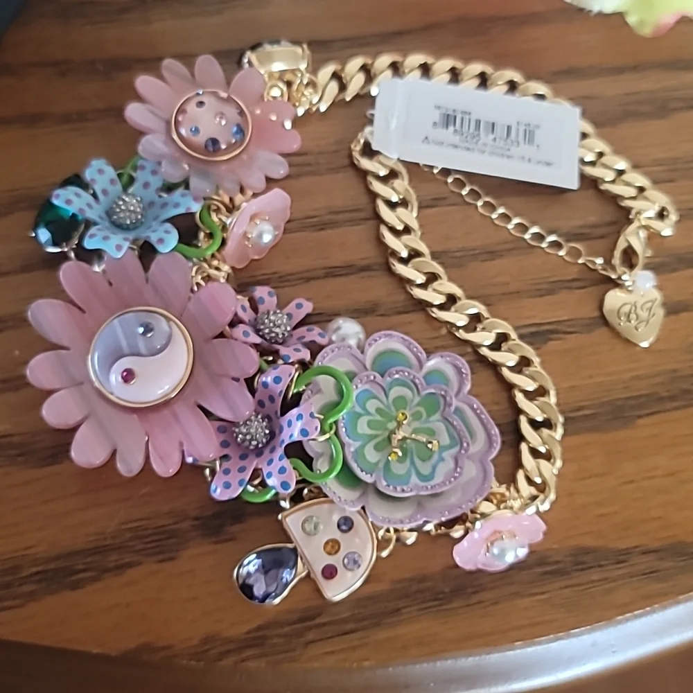Betsey Johnson flower necklace - Picture 7 of 8